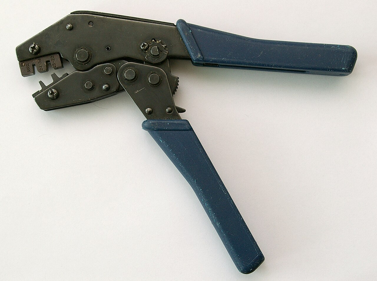 A ratcheting crimp tool with interchangeable die positions marked with AWG wire ranges
